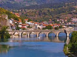 Puente de piedra en Visegrád