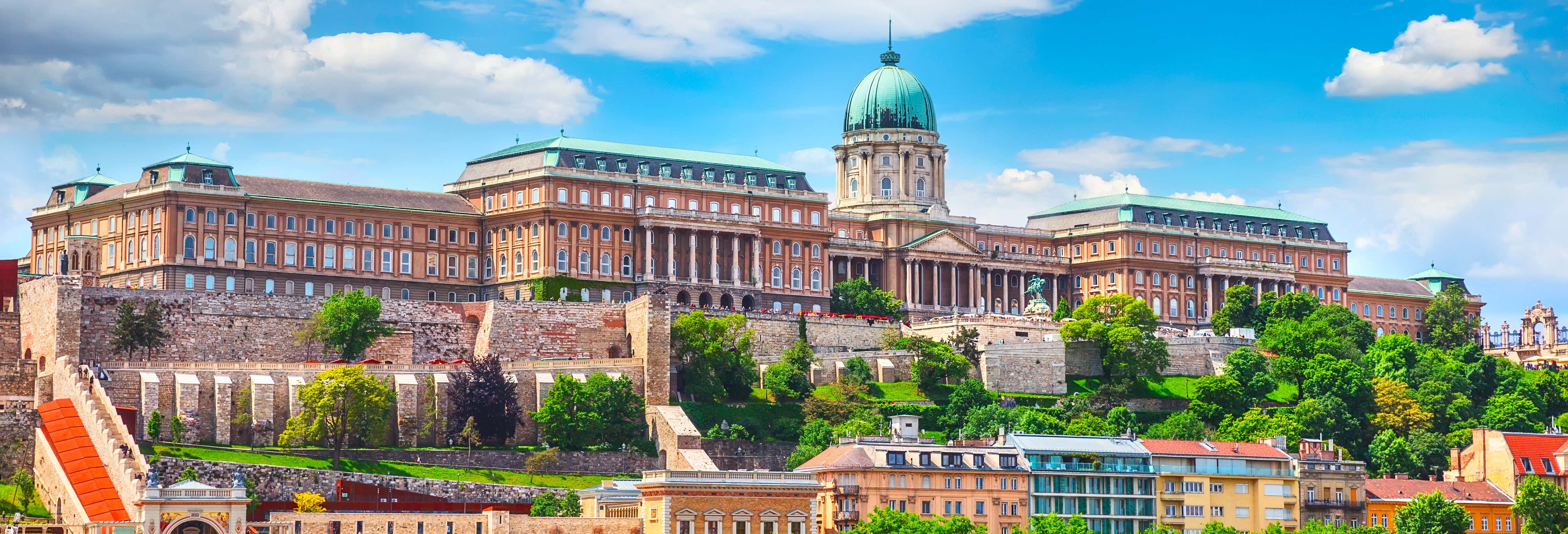 https://cdn.civitatis.com/hungria/budapest/tour-castillo-buda.jpg