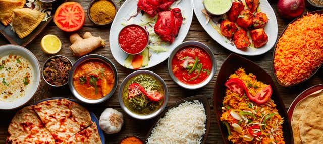 Clase de cocina india con comida
