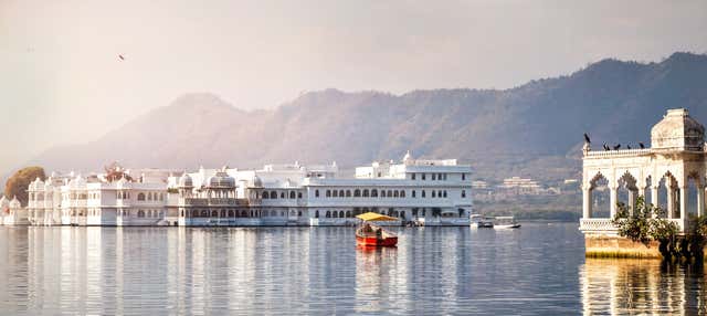 Visite des ghats et balade en bateau sur le lac Pichola