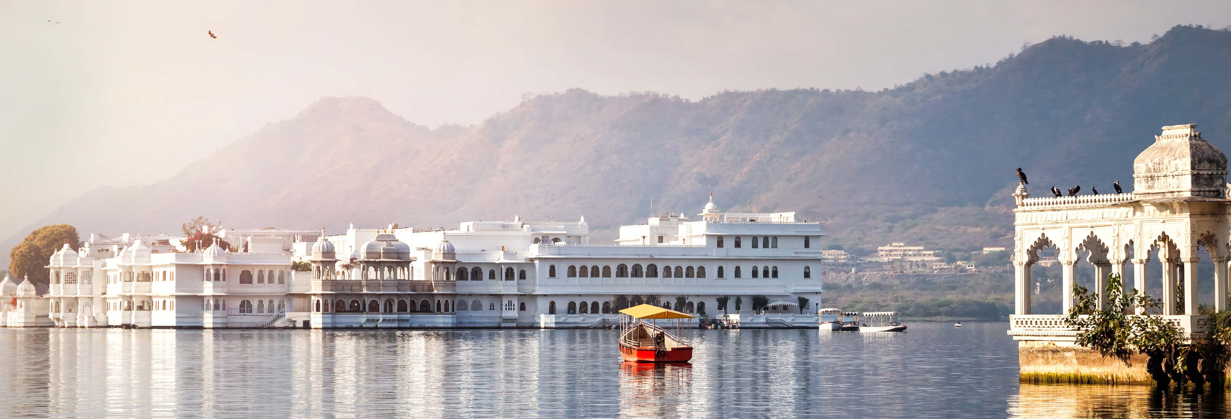 boat cruise in udaipur