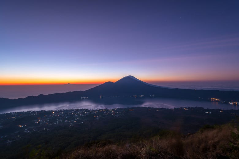 Senderismo por el volc n Batur  al amanecer Aguas 