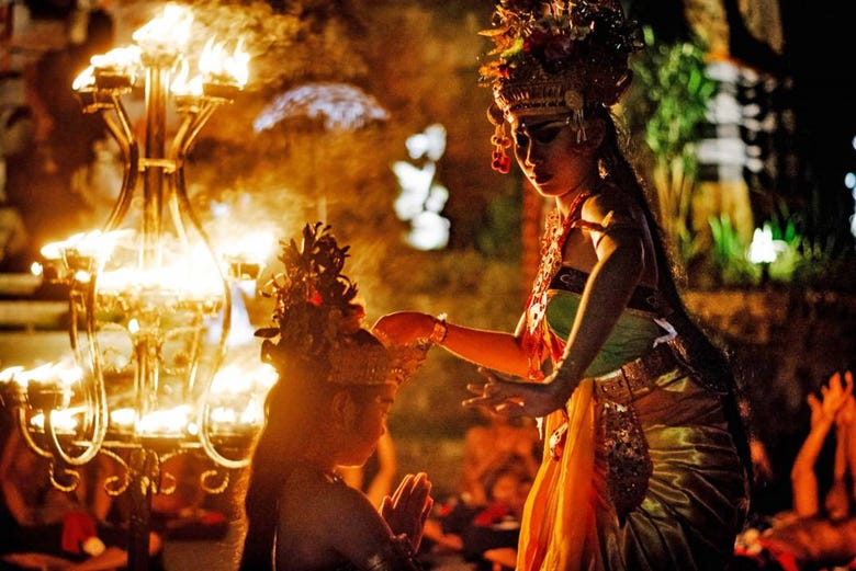 Danza kecak en el Templo Uluwatu, Bali