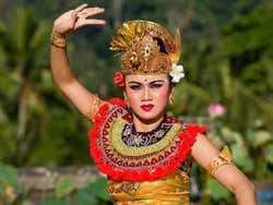 Bailarina con traje tradicional