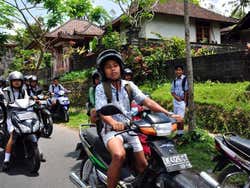 Crianças conduzindo motos em Bali