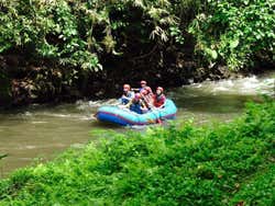 Haciendo rafting en el río Ayung