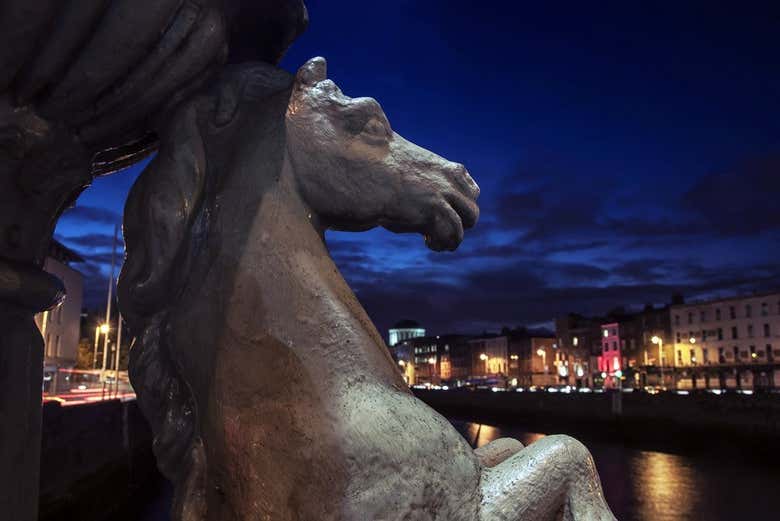 Estatua junto al río Liffey