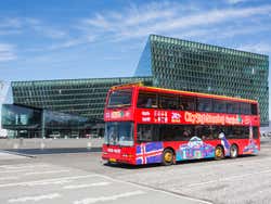 Ônibus turístico junto ao Harpa