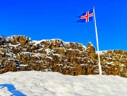 Bandeira sobre o antigo parlamento em Thingvellir