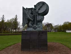 Escultura no lago Tjörnin