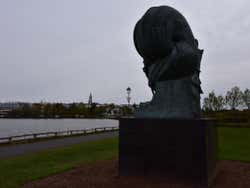 Escultura junto ao lago Tjörnin