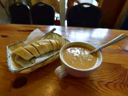 Sopa de langosta y pan