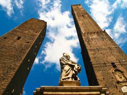 Asinelli Tower and Garisenda Tower, Bolonia