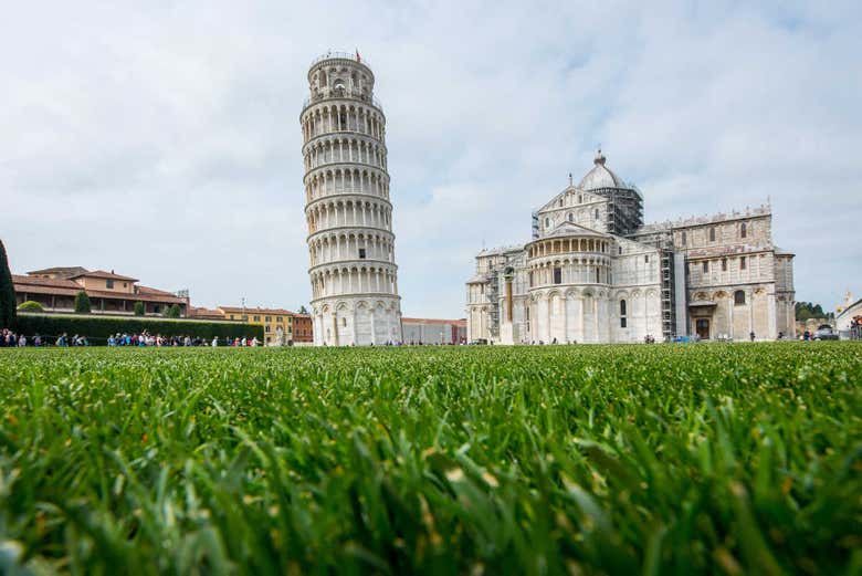 Entrada a la torre inclinada de Pisa y la catedral sin colas Entrada a la torre inclinada de Pisa y la catedral sin colas