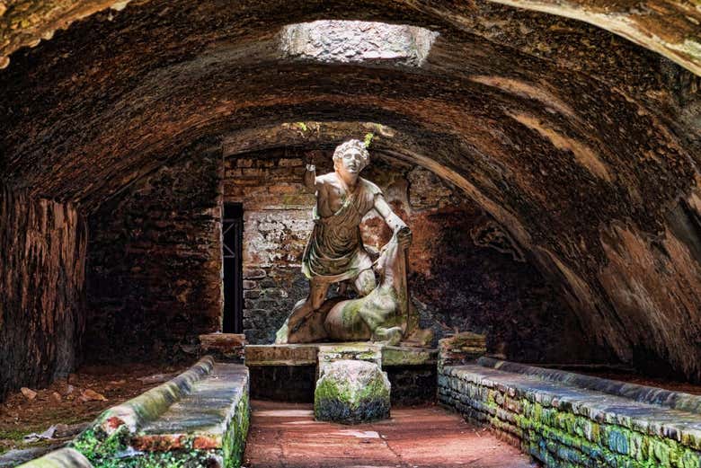 Estátua do deus Mitra