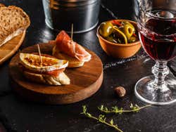 Vini e aperitivi per una degustazione da favola