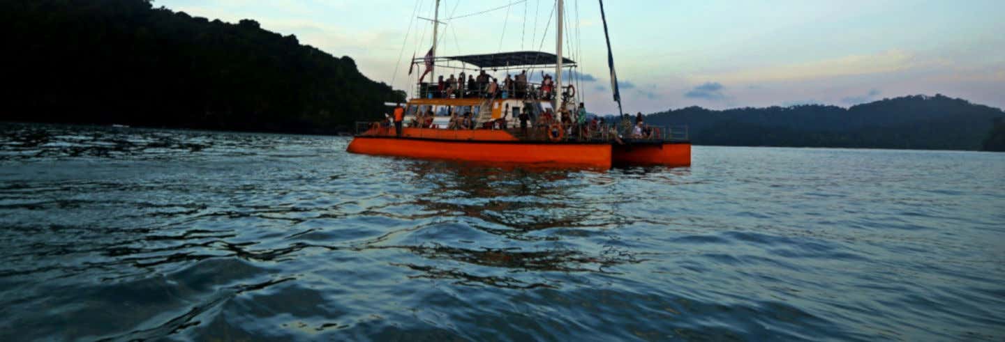Fiesta en barco al atardecer