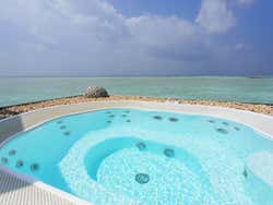 Jacuzzi nas Water Villas do hotel Conrad