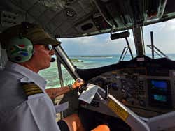 Sobrevolando los atolones en hidroavión
