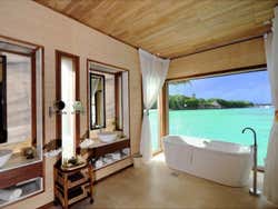 Banheiro de uma Water Villa