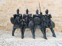 Escultura de los caballeros en el fuerte