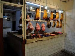 Patas de vaca en una carniceria