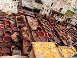 Curtidores en Fez, detalle de las tinajas