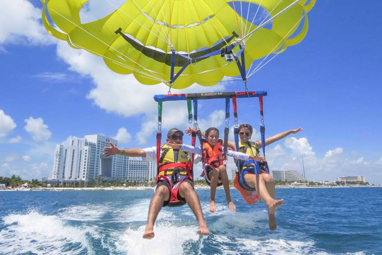 parasailing in cancun