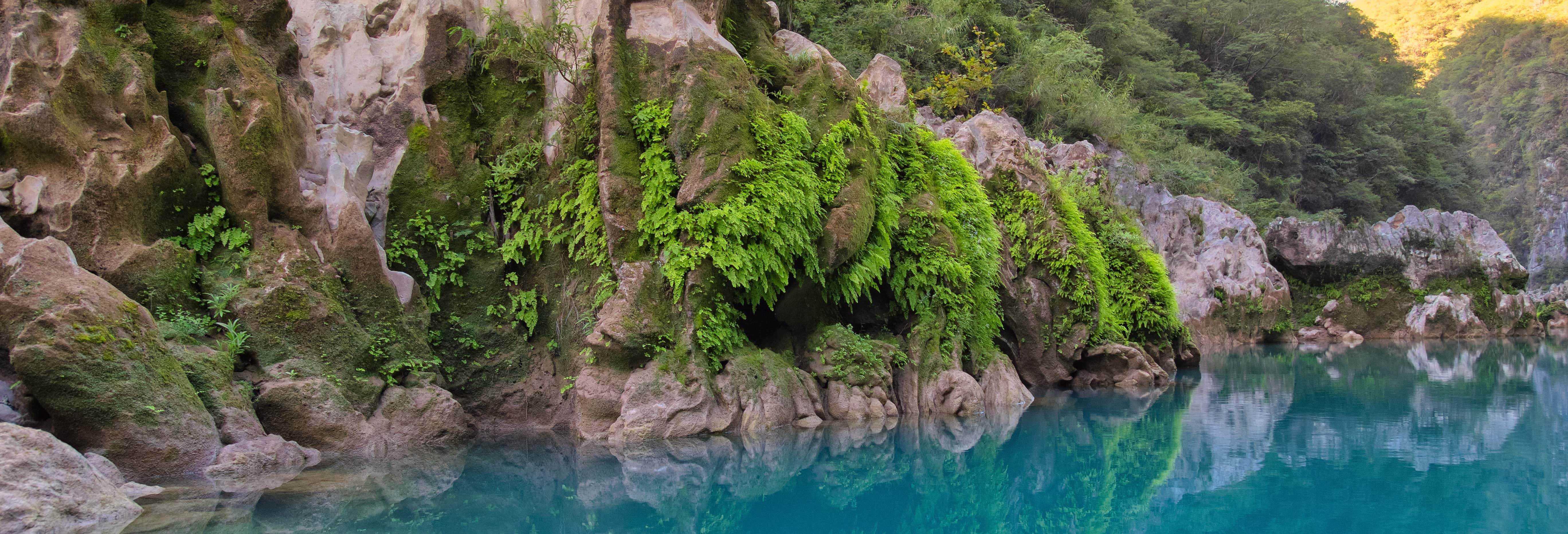 Salto de cascadas en el río Micos