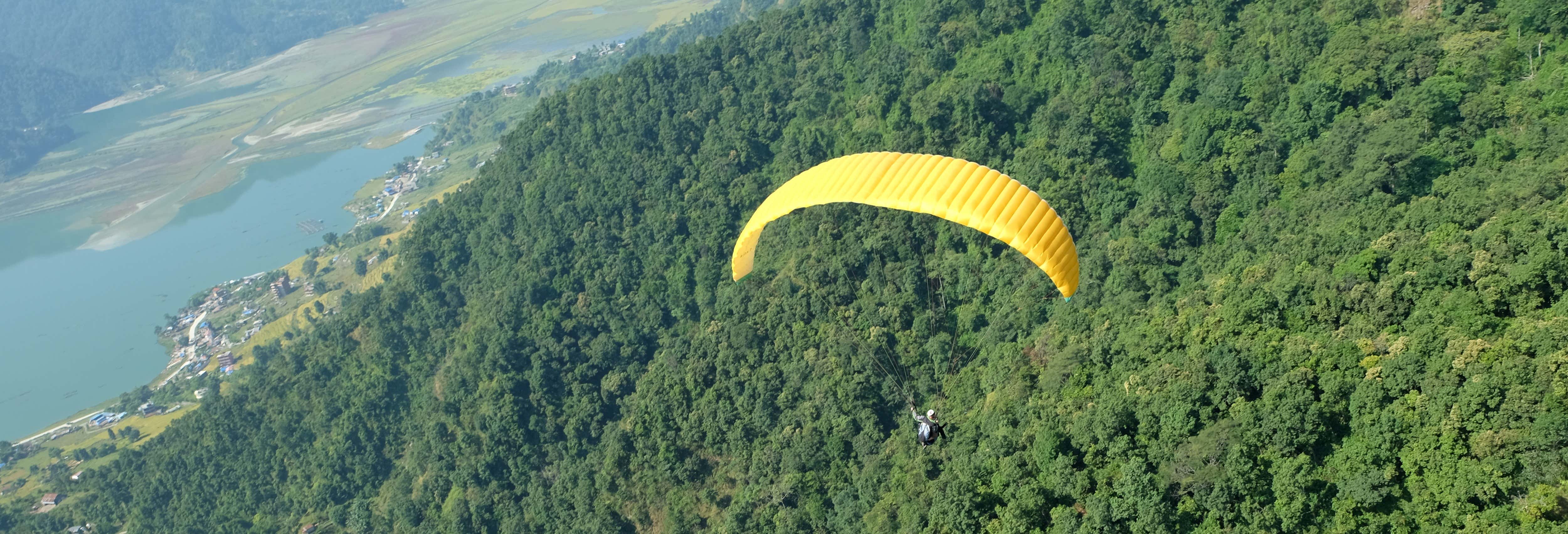 Voo de parapente por Pokhara