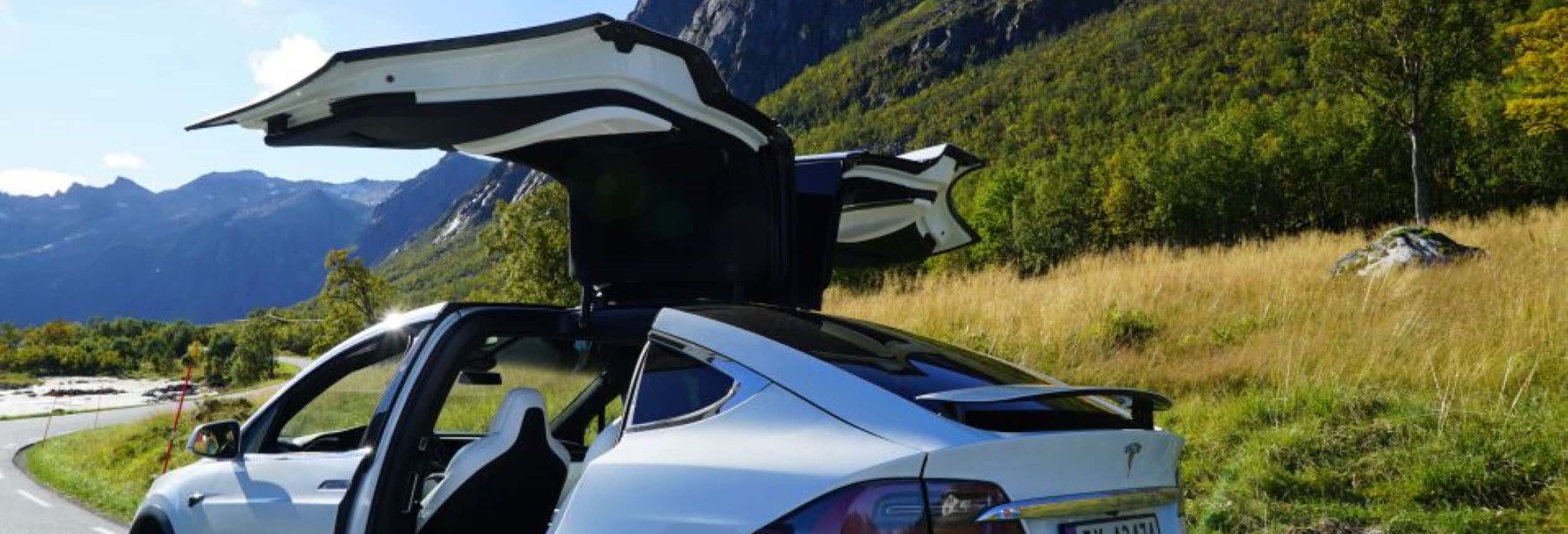 Tour panorámico por los fiordos noruegos en Tesla