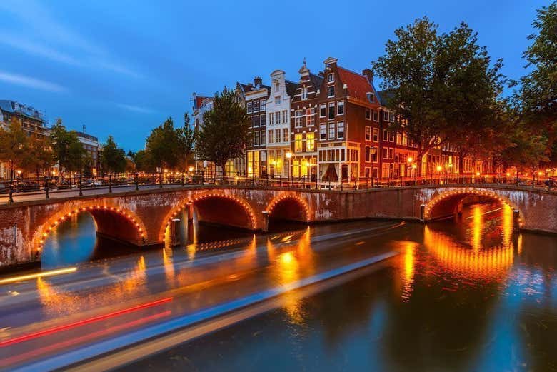 Crucero por los canales de Ámsterdam con cena de lujo