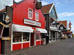 Loja de fotografias com roupas tradicionais em Volendam