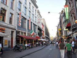 Rua de restaurantes em Amsterdam