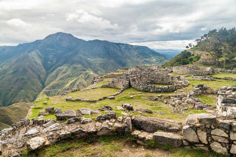 https://cdn.civitatis.com/peru/chachapoyas/galeria/ruinas-kuelap.jpg