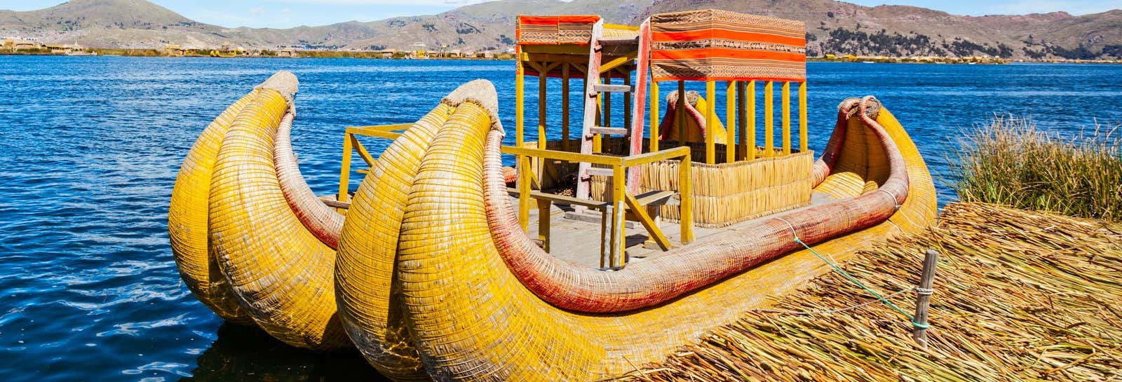 Excursión privada a las islas de los Uros en barca tradicional