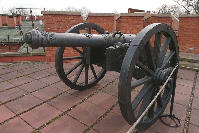 Um canhão histórico no topo