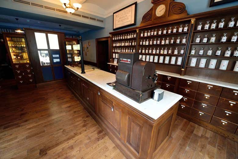 Interior da Farmácia da Águia