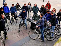 Escutando as explicações do guia