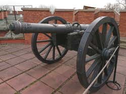 Um canhão histórico no topo