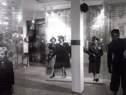 No interior da fábrica de Schindler