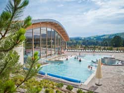 Piscina termal exterior do complexo de Białka
