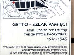 Placa de homenagem no bairro judeu de Cracóvia