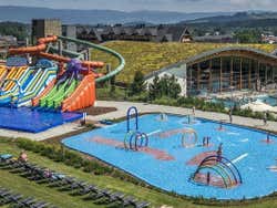 Tobogãs e zonas infantis do centro aquático