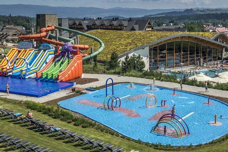 Tobogãs e zonas infantis do centro aquático