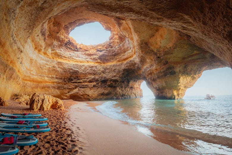 Passeio de barco pelo Algarve e grutas de Benagil saindo de Lagos