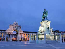 Plaza del Comercio al anochecer
