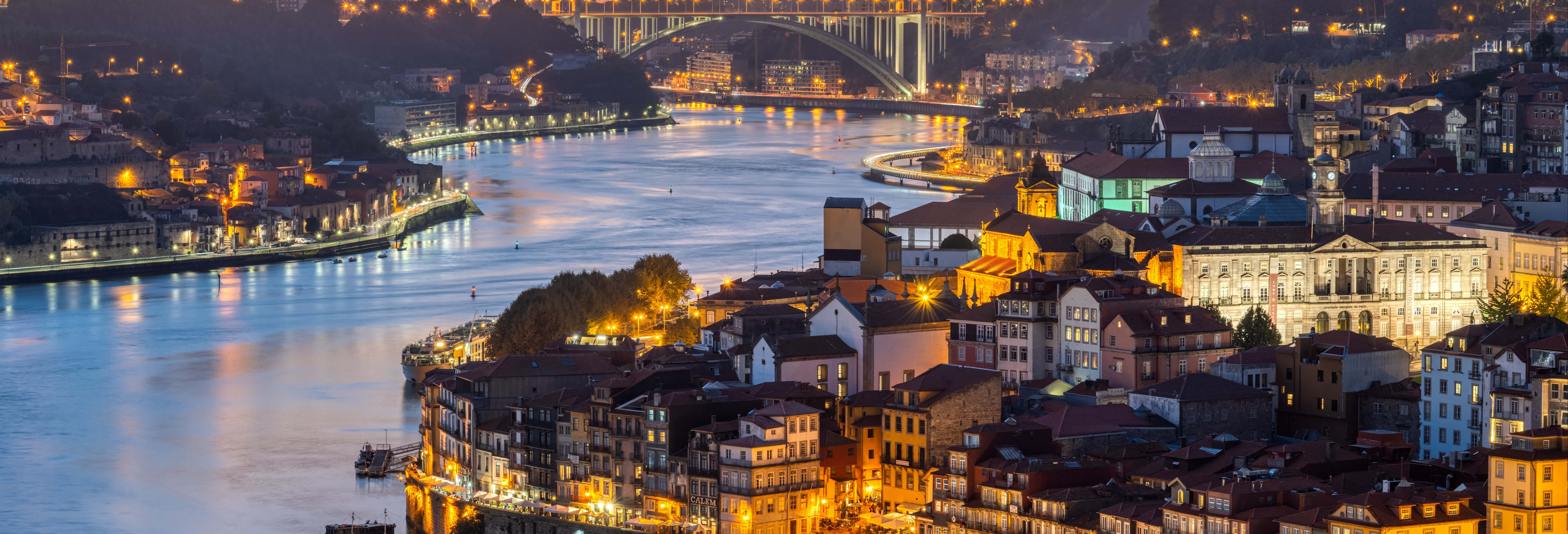 Visite de nuit, dîner et spectacle de fado