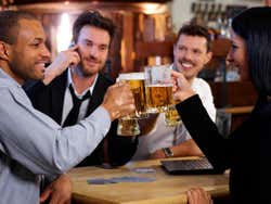 Disfrutando de unas cervezas en un pub de Edimburgo