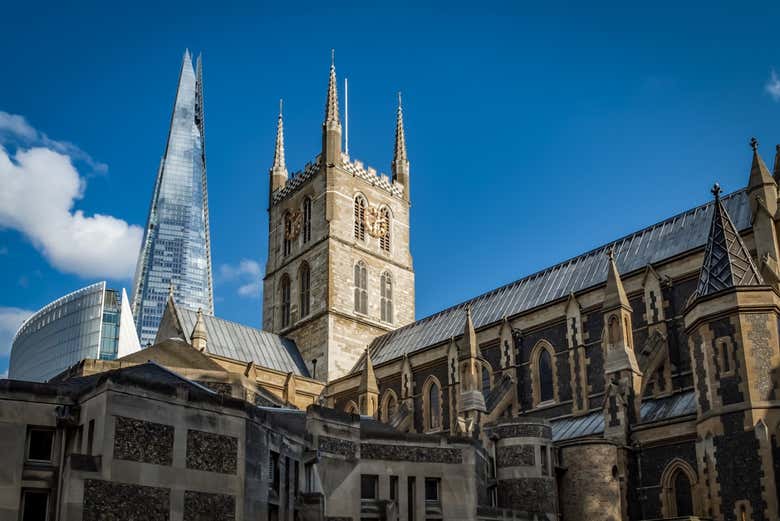 Catedral de Southwark, e o edifício The Shard ao fundo